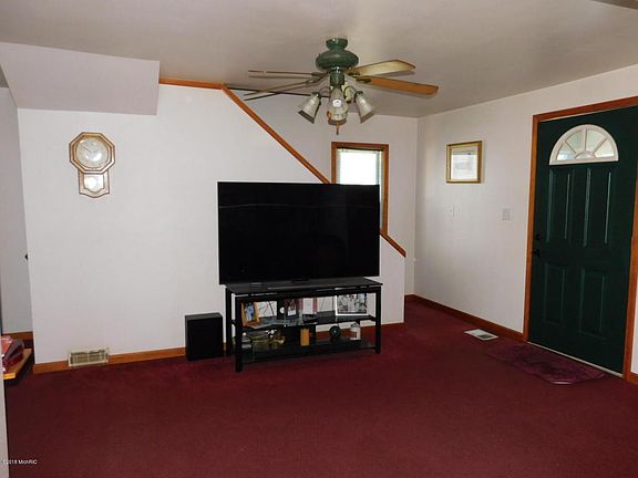 5th image of 230 Wentworth Ave