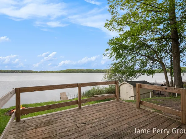 1760 S Colonel Point Dr, Crystal, MI 48818