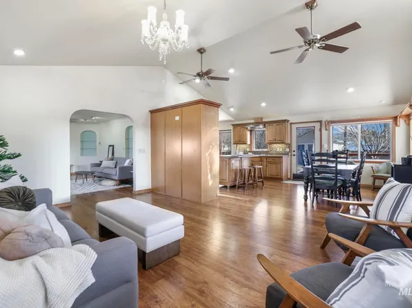 904 Utah St, Gooding, ID 83330