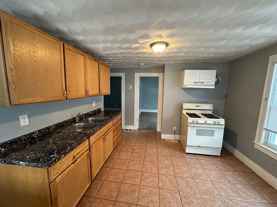 1st image of 15 Leonard St Unit 1R