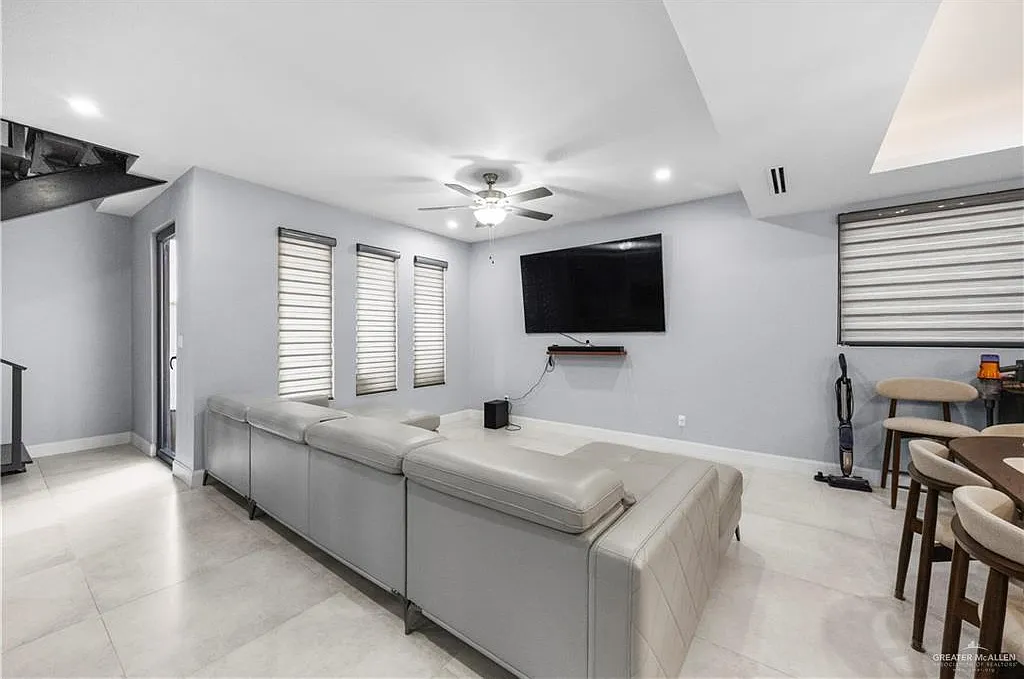 4 bed, 2.5 bath, 2507 sqft, $3,100 — Photo 4