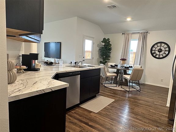 5th image of 20508 Meadow St
