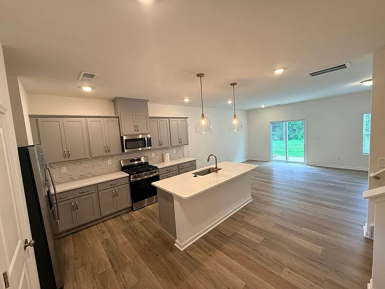 3113 Lilac Grove Dr — Photo 2