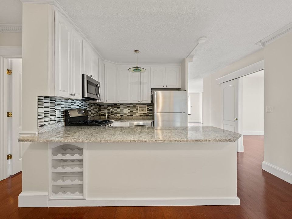 1st image of 85 E India Row APT 10G