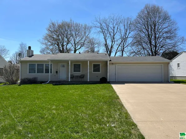 126 Frankfort Ave SE, Orange City, IA 51041