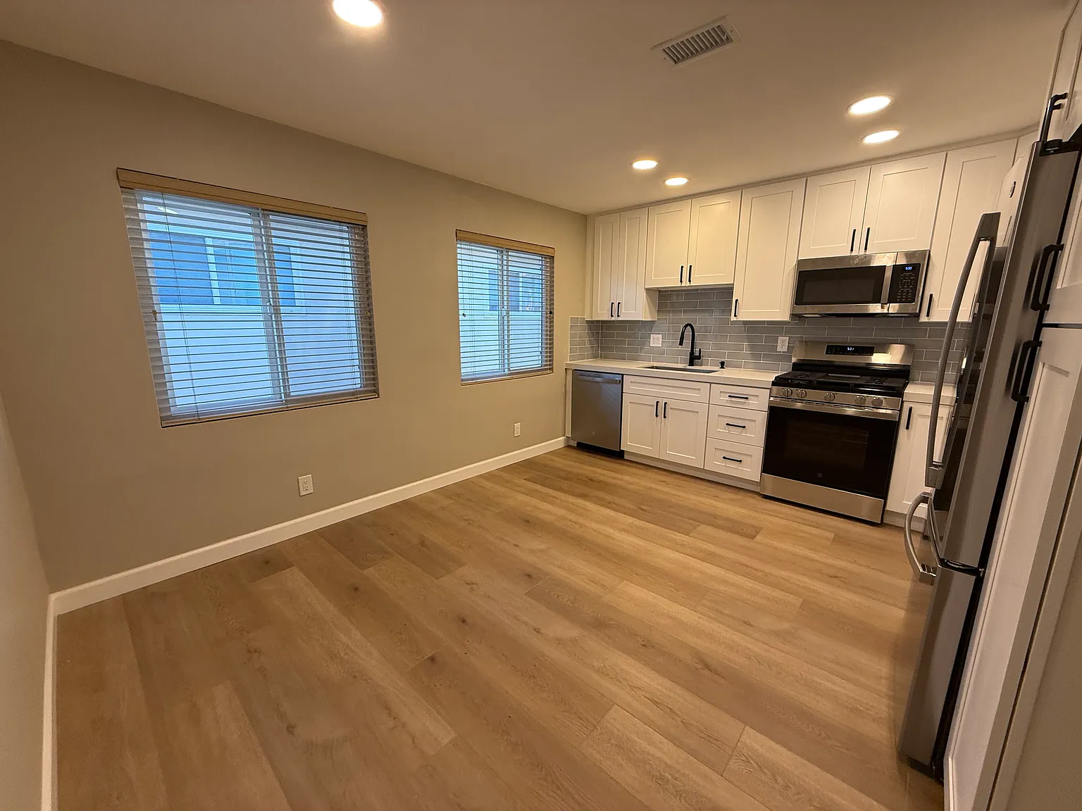 2 bed, 750 sqft, $3,400 — Photo 4