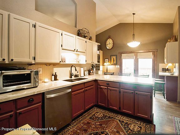 4th image of 838 Mountain View Dr