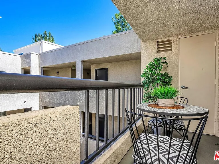 21520 Burbank Blvd #313 — Photo 17