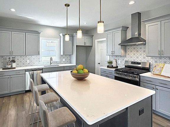 4th image of 2424 Hawthorne Dr