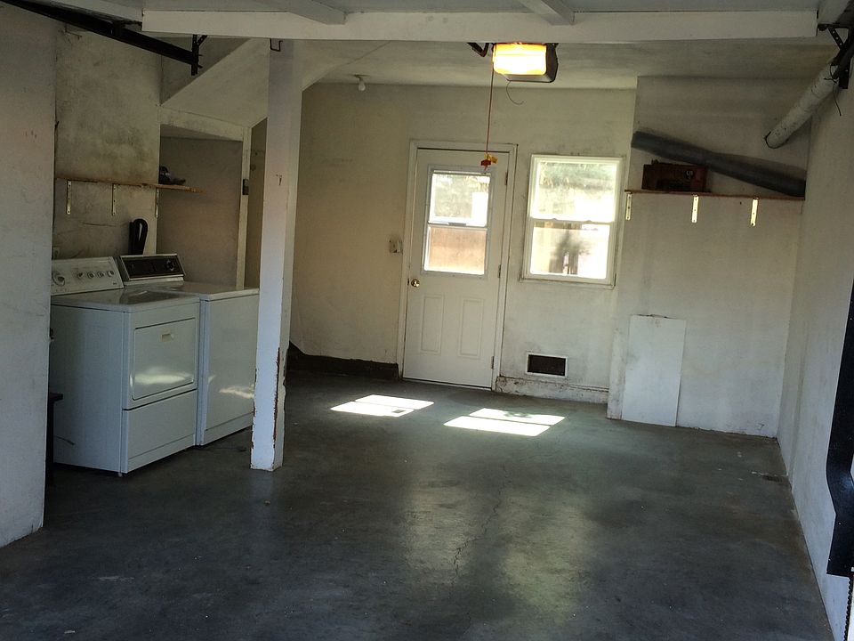 Attached garage w/washer & dryer