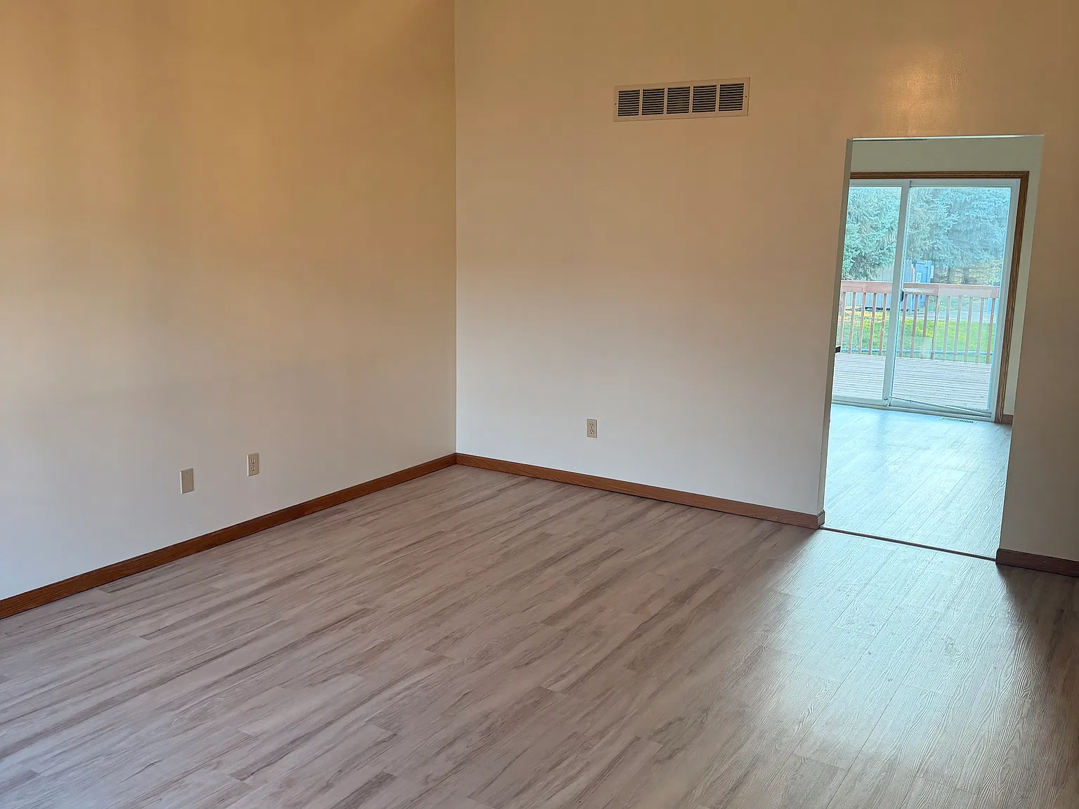 2 bed, 1096 sqft, $1,350 — Photo 3