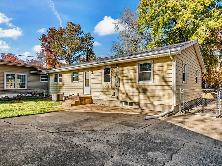 2054 Brentwood Dr — Photo 2