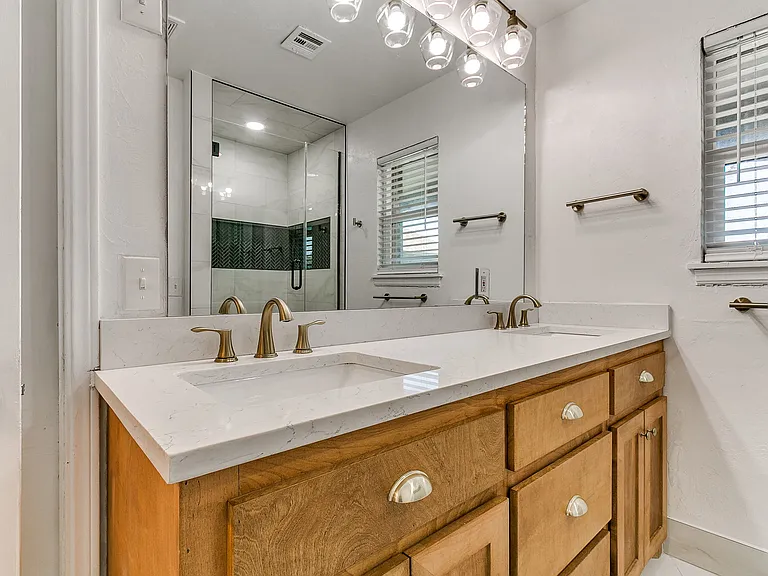 3210 W Wilshire Blvd — Photo 11