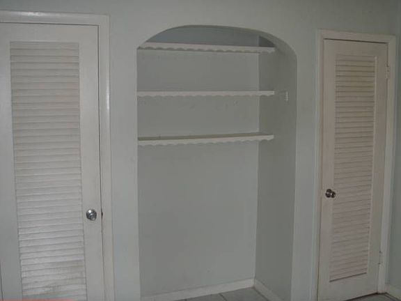 CUSTOM CLOSET