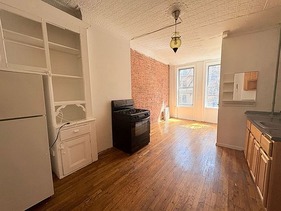 2nd image of 318 Jefferson Ave #2F