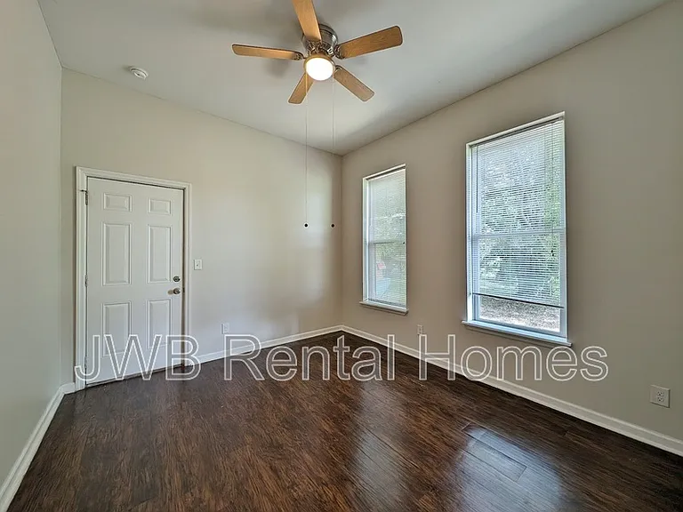1926 Walnut St — Photo 8