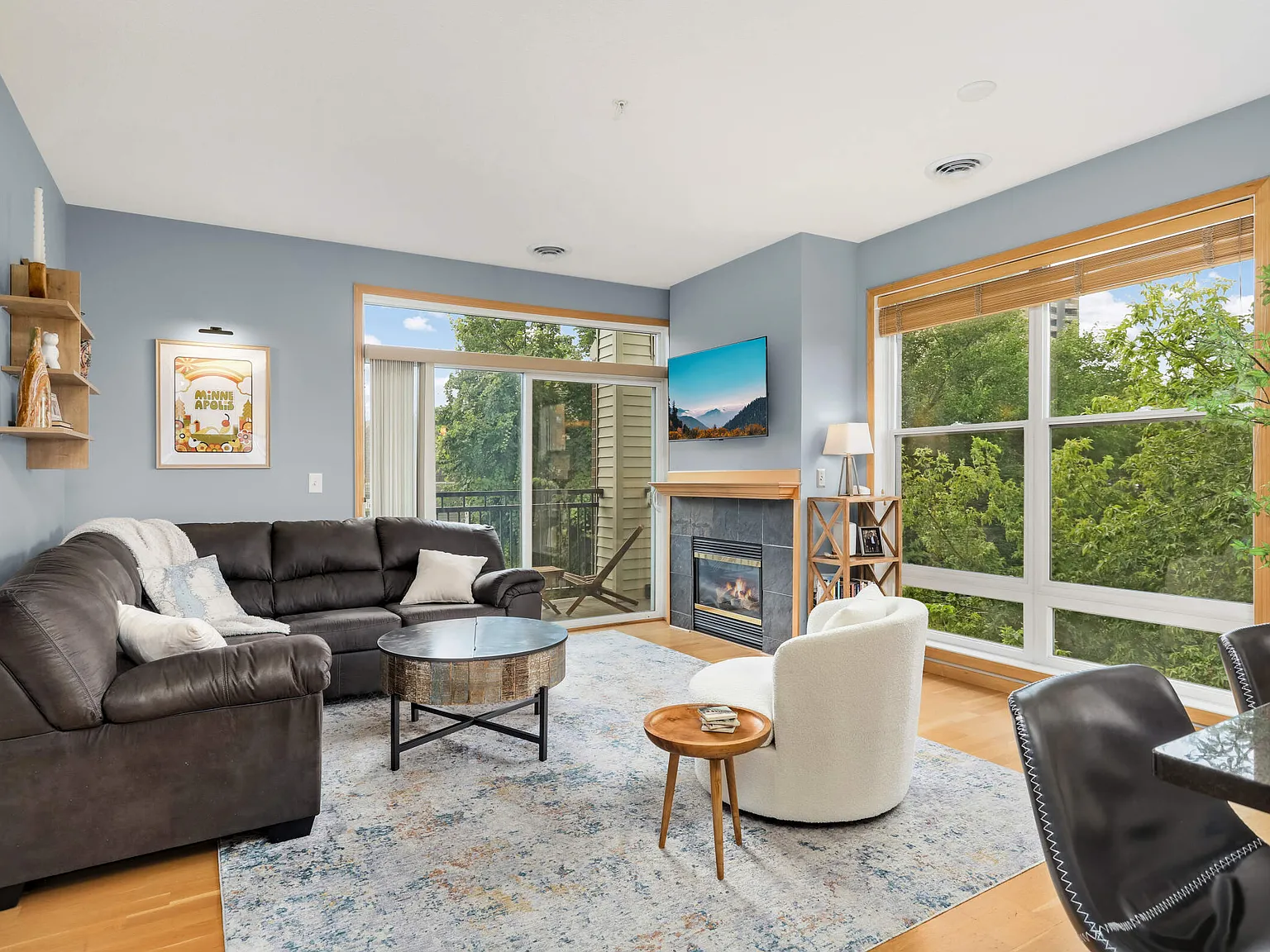 2 bed, 1204 sqft, $1,999 — Photo 3