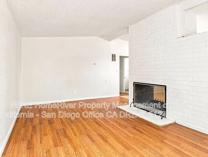 3 bed, 1.5 bath, 1050 sqft, $3,299 — Photo 3