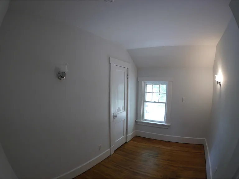 915 Woodstock Ave — Photo 2