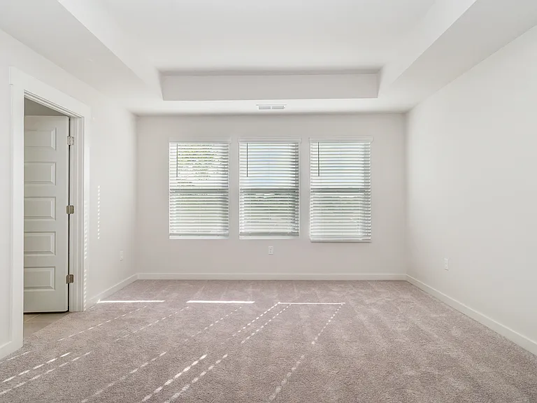585 Lyness Dr — Photo 16