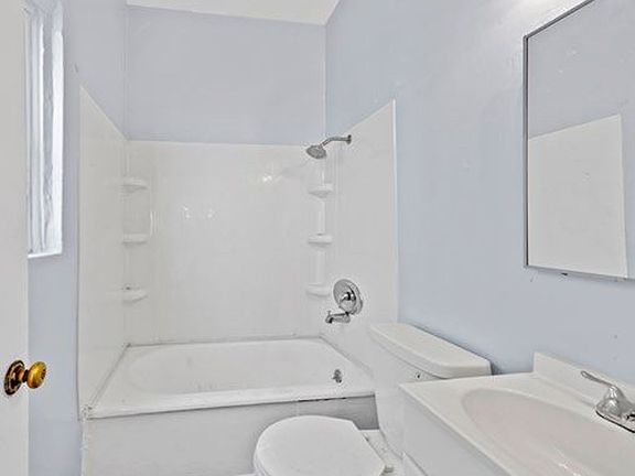 5th image of 2121 Long Beach Blvd #9