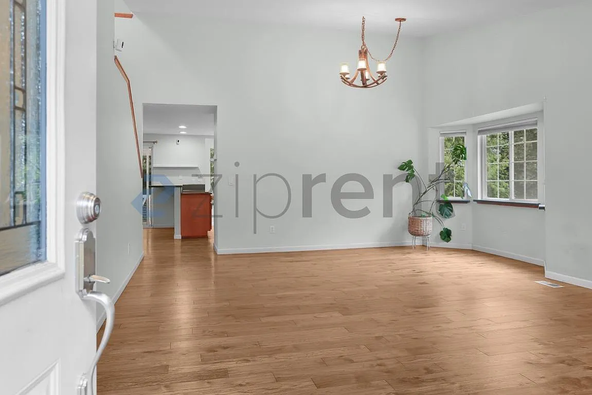 4 bed, 2.5 bath, 2030 sqft, $4,150 — Photo 2