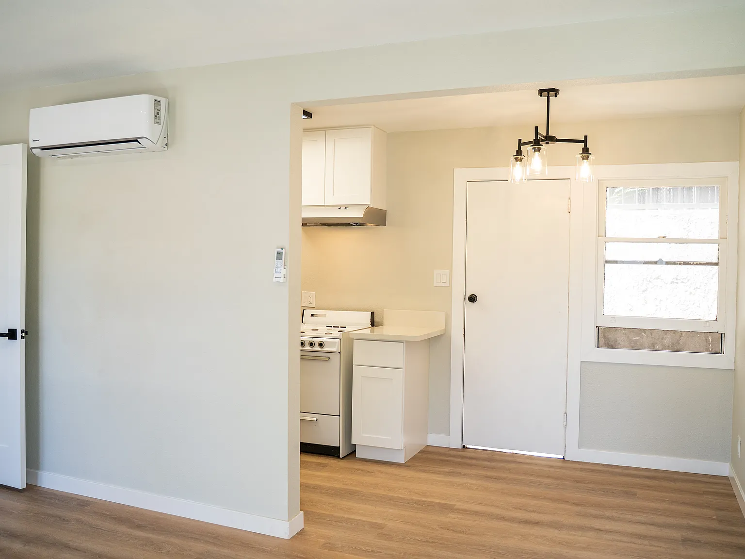 1 bed, 550 sqft, $2,100 — Photo 2