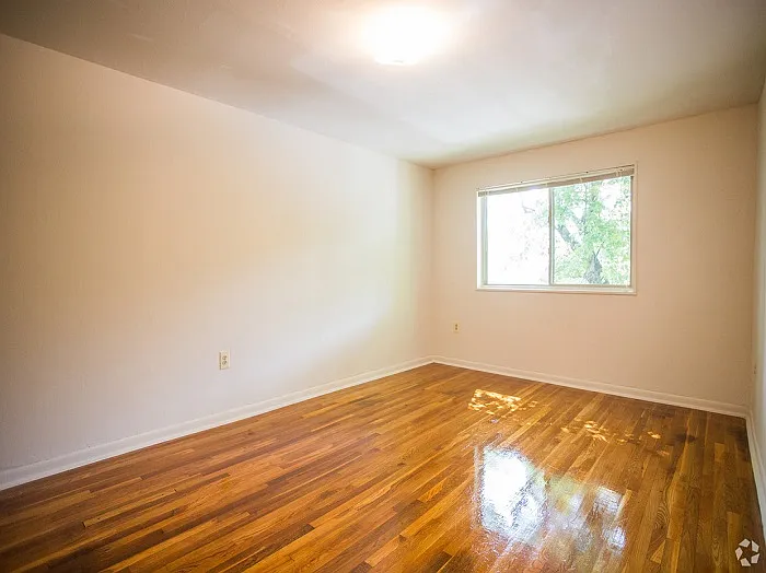 Kings Square Apartments — Photo 20