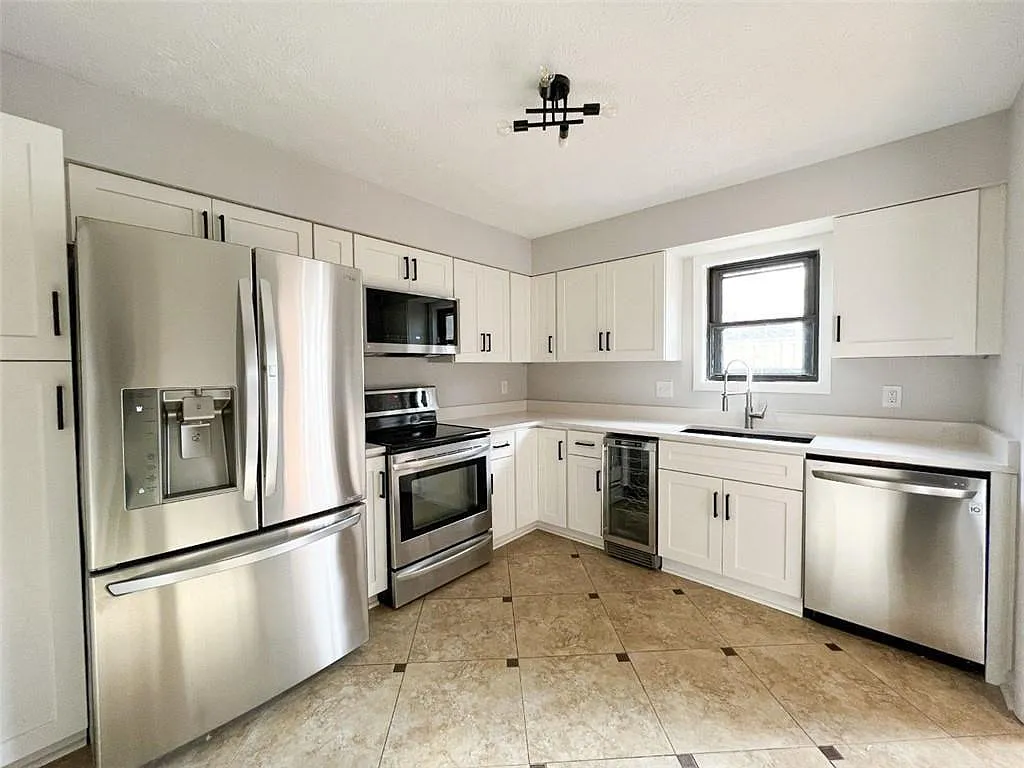 3 bed, 2.5 bath, 1604 sqft, $2,200 — Photo 2