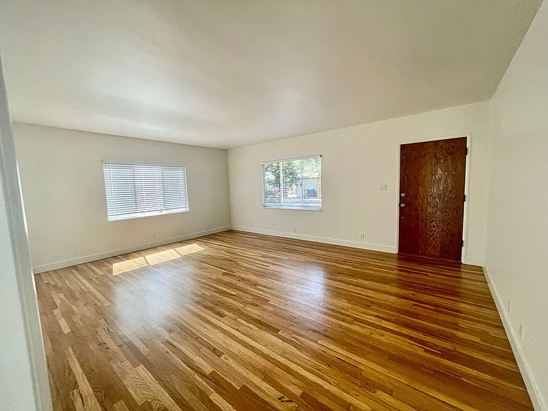 1106 Chino St — Photo 2