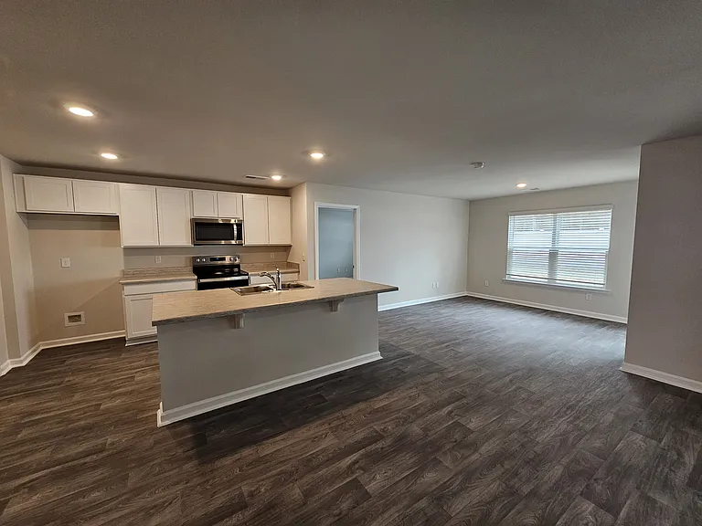 136 Ashworth Dr — Photo 9