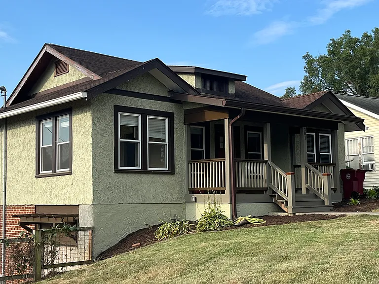 301 Highland Ave — Photo 2