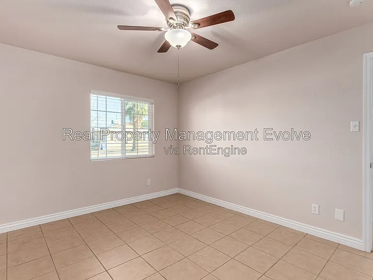 5438 S 46th Pl — Photo 19