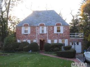 5 Brook Ln, Great Neck, NY 11023