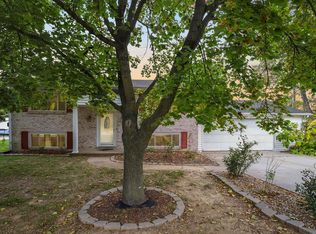 11801 Brookmont Dr, Maryland Heights, MO 63043