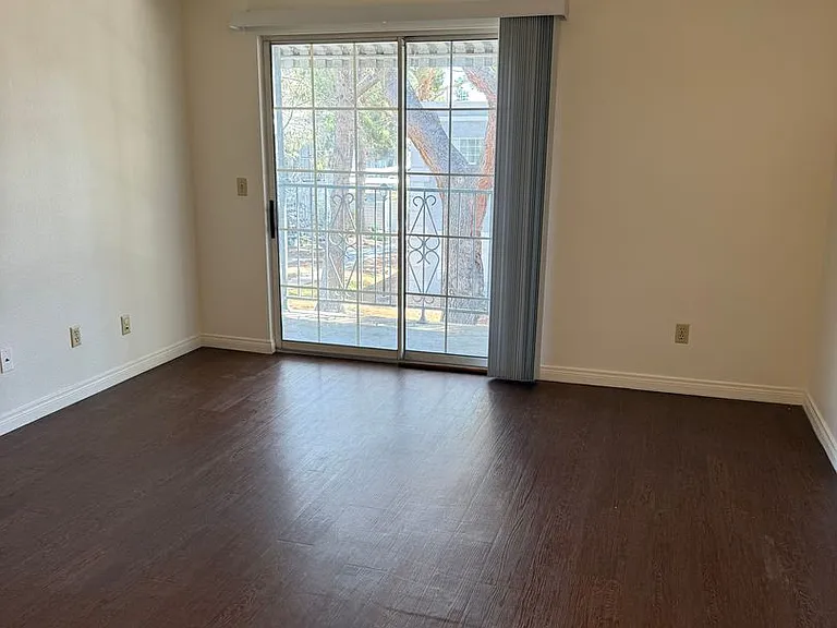 3823 S Maryland Pkwy #T5 — Photo 19