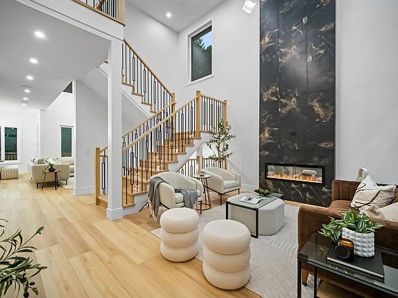 3rd image of 2219 Crystal Ct