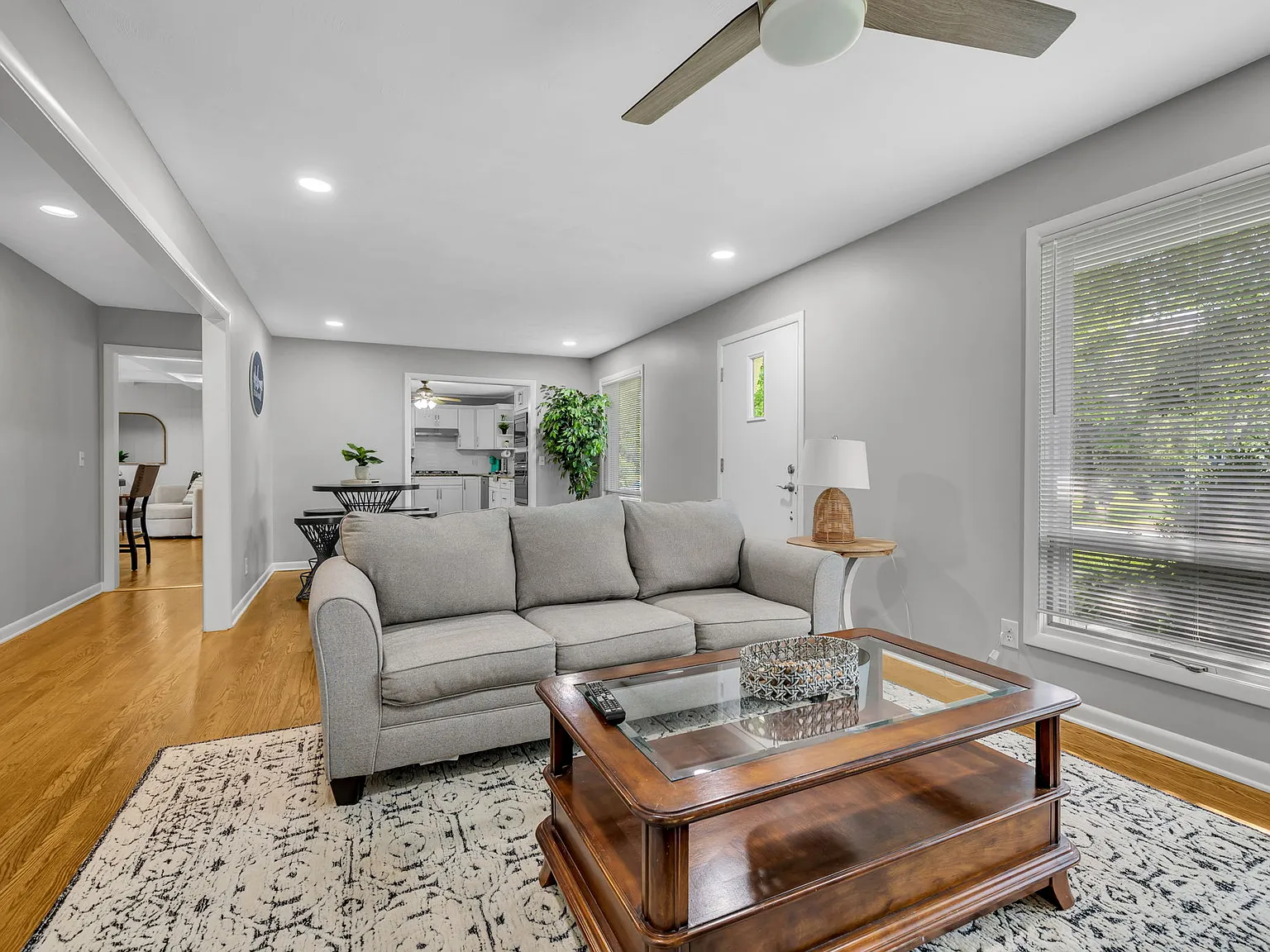 4 bed, 2300 sqft, $6,500 — Photo 2