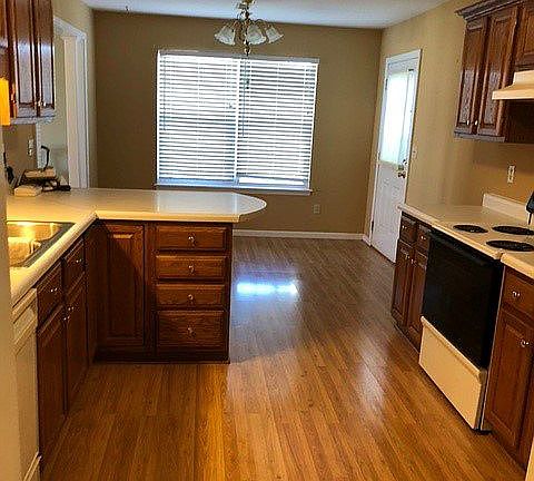 5th image of 302 Amanda Dr