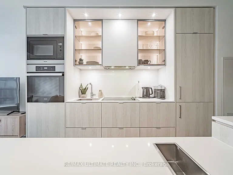 11 Yorkville Ave #1902 — Photo 9