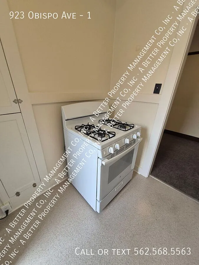 Bright Front Studio - Well Maintained Vintage Unit - Parking Space Available — Photo 4