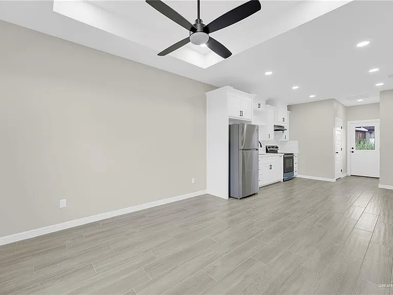 905 Crestview St #2 — Photo 3