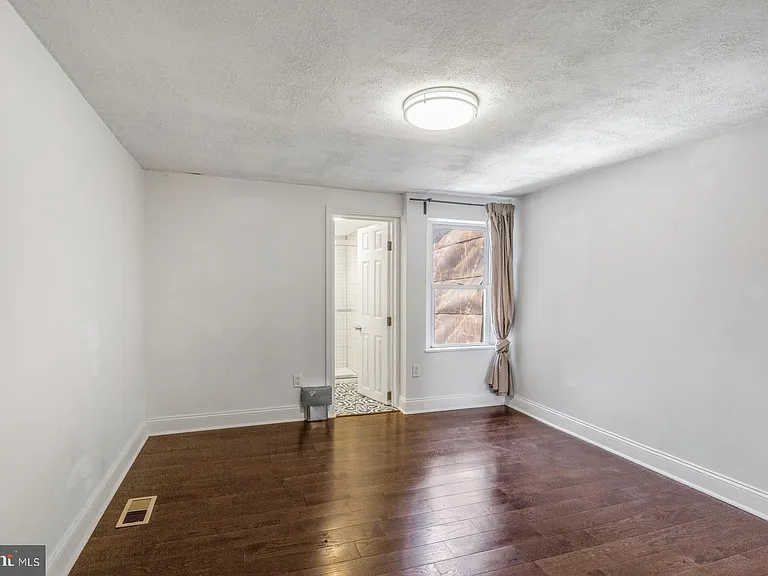 2564 Collins St — Photo 19