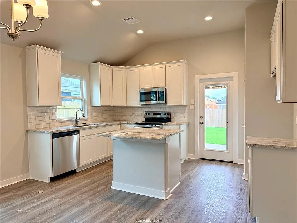 3 bed, 1235 sqft, $1,895 — Photo 3