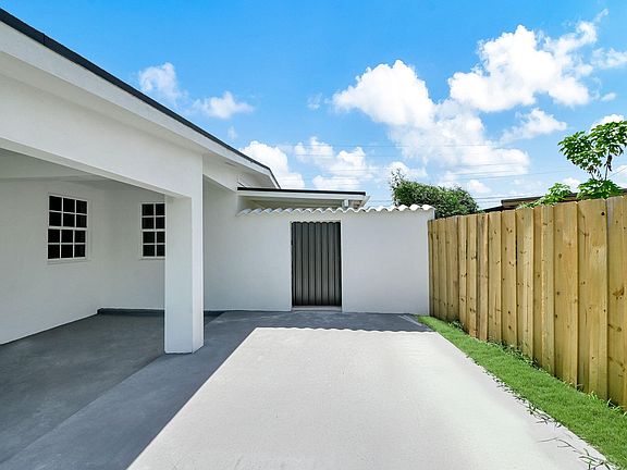 5th image of 4040 SW 108th Avenue
