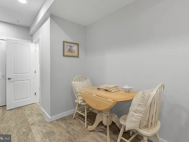 1843 E Oakdale St — Photo 26