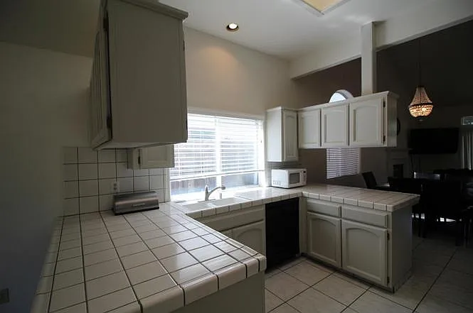 1408 E Salem Ave — Photo 18