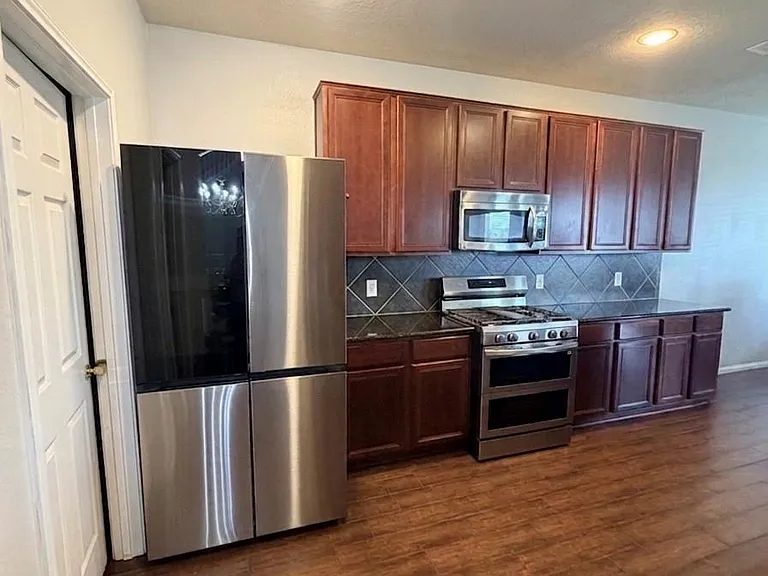 9908 Climbing Tree St — Photo 6