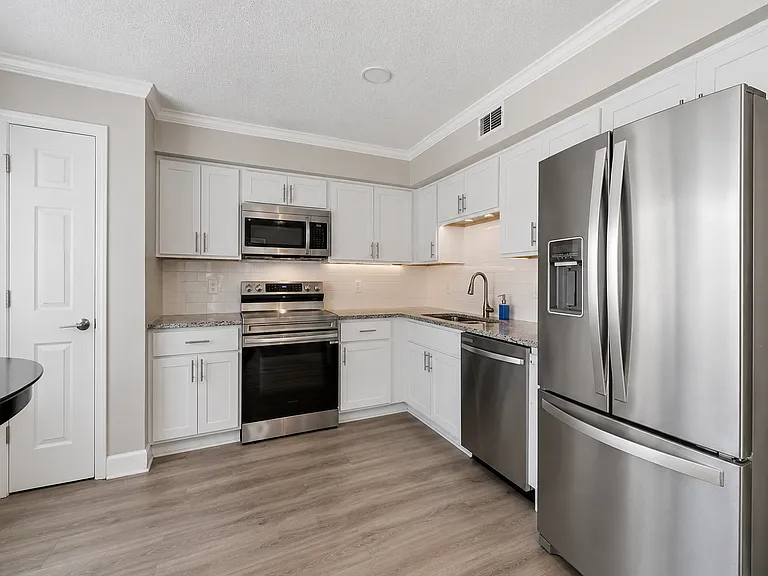 545 Oneida Ct — Photo 2