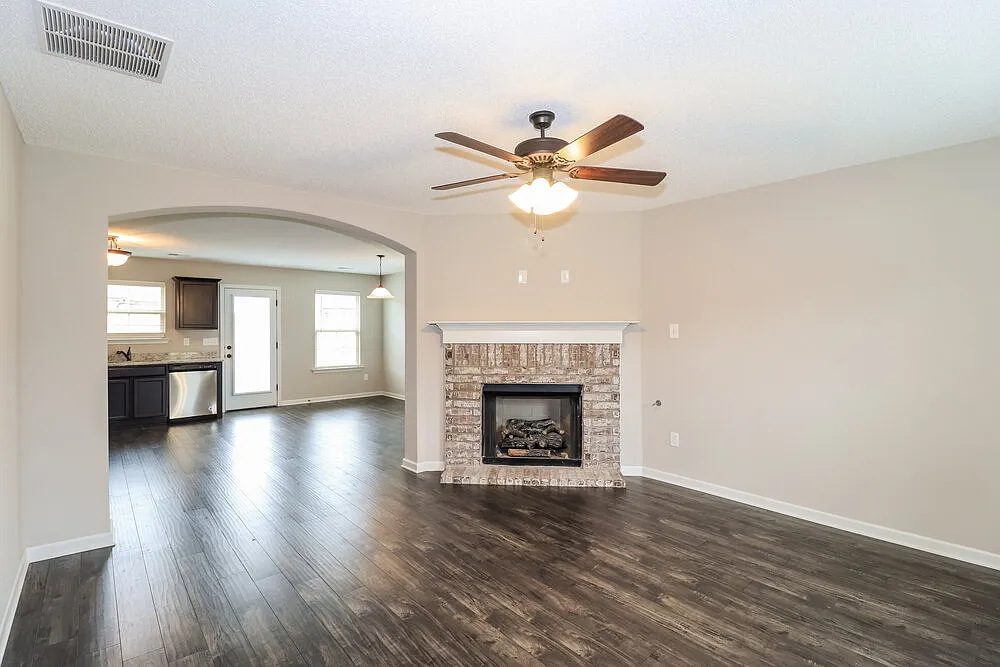 4 bed, 2.5 bath, 1894 sqft, $2,110 — Photo 4